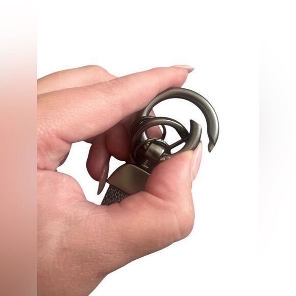 Elegant Gray Checkered Keychain - Picture 4 of 5